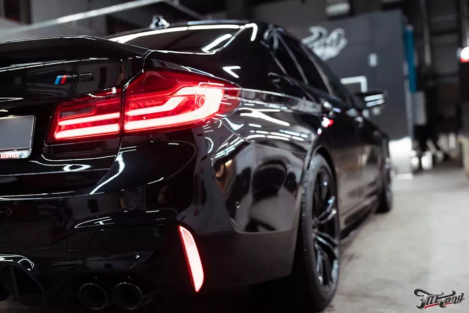 BMW M5 (F90). Оклейка кузова в полиуретан, фирменная подсветка катафот в заднем бампере, установка оригинального карбона в салон!